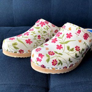 Cape Clog Floral Clogs